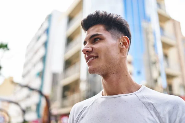 Молодой Латиноамериканец Уверенно Улыбающийся Стоя Улице — стоковое фото