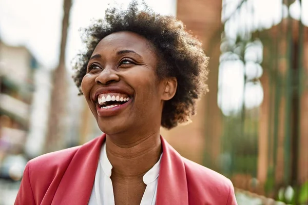 Vackra Affärer Afrikansk Amerikansk Kvinna Med Afro Hår Ler Glad — Stockfoto