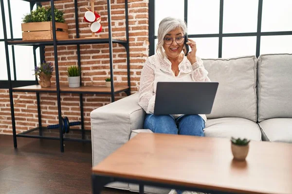 Donna Mezza Età Che Parla Sullo Smartphone Utilizzando Computer Portatile — Foto Stock