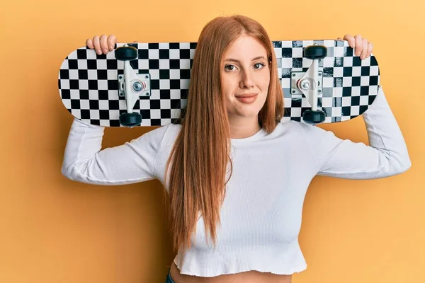 Jonge Ierse Vrouw Met Een Ontspannen Skate Met Een Serieuze — Stockfoto