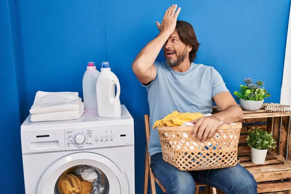 英俊的中年男人正等着洗衣服 手头上却顶着错误 记错了 坏的记忆概念 — 图库照片