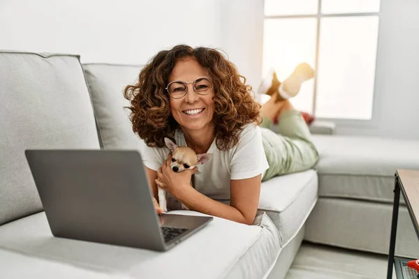 Medioevo Donna Ispanica Sorridente Fiducioso Con Computer Portatile Casa — Foto Stock