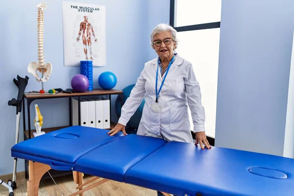 Senior Mulher Cabelos Grisalhos Vestindo Fisioterapeuta Uniforme Clínica Fisioterapia — Fotografia de Stock