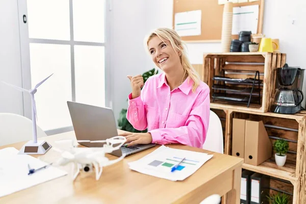 Молода Біла Жінка Працює Офісі Посміхається Щасливим Обличчям Дивлячись Вказуючи — стокове фото