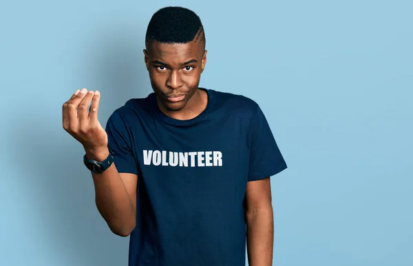 Joven Hombre Afroamericano Con Camiseta Voluntaria Haciendo Gesto Italiano Con —  Fotos de Stock