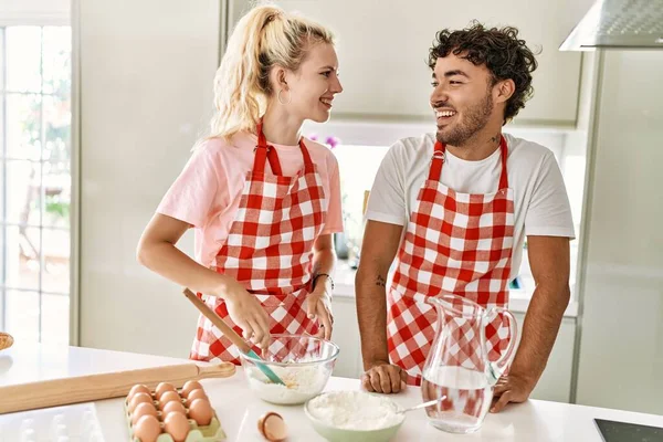 Jovem Casal Sorrindo Feliz Brincando Com Farinha Cozinha — Fotografia de Stock