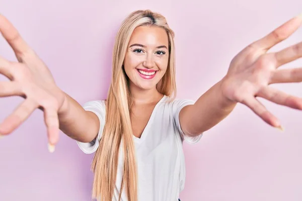 Menina Loira Jovem Vestindo Camisa Branca Casual Olhando Para Câmera — Fotografia de Stock