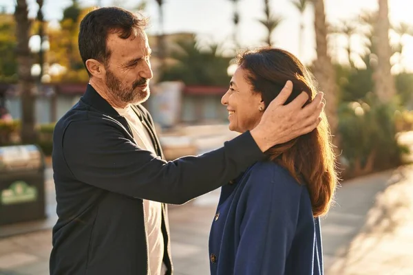 Mediana Edad Hombre Mujer Pareja Pie Juntos Parque —  Fotos de Stock