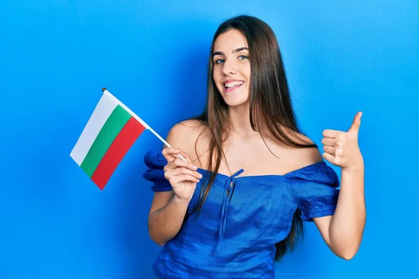 Joven Morena Adolescente Sosteniendo Bandera Bulgaria Sonriendo Feliz Positivo Pulgar —  Fotos de Stock