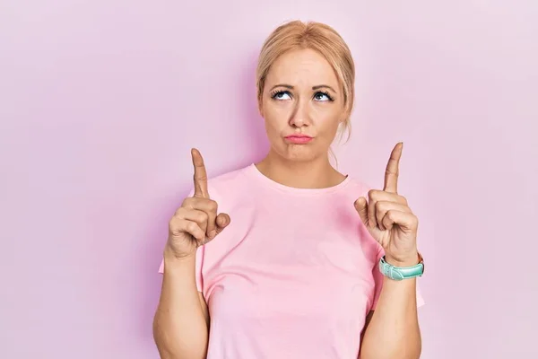 Jonge Blonde Vrouw Draagt Casual Roze Shirt Wijzen Omhoog Kijken — Stockfoto