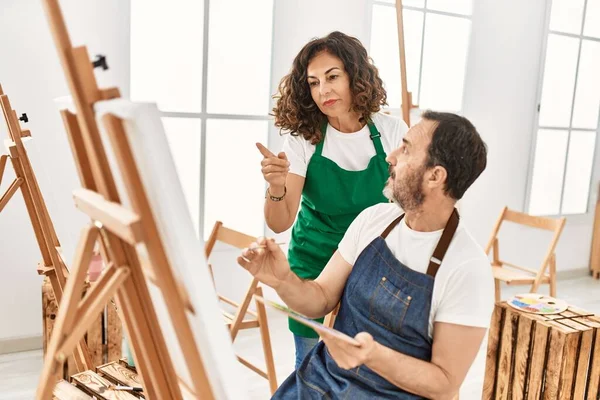 Estudante Meia Idade Professor Com Expressão Séria Pintura Escola Arte — Fotografia de Stock