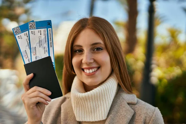Młoda Ruda Dziewczyna Uśmiechnięta Szczęśliwy Posiadania Paszportu Karty Pokładowej Mieście — Zdjęcie stockowe