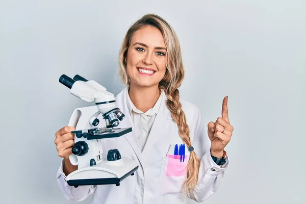 Belle Jeune Femme Blonde Tenant Microscope Surpris Par Une Idée — Photo