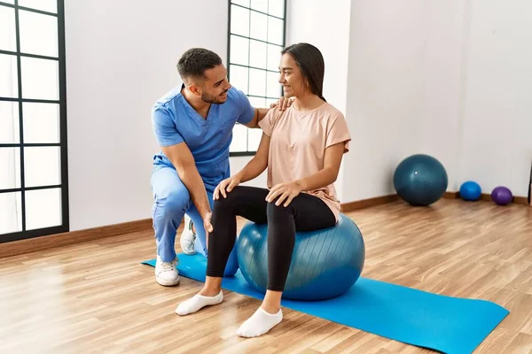 Latin Man Och Kvinna Bär Sjukgymnast Uniform Med Rehab Session — Stockfoto