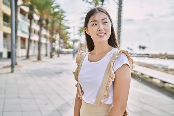 Joven Chica China Sonriendo Feliz Pie Paseo Marítimo —  Fotos de Stock