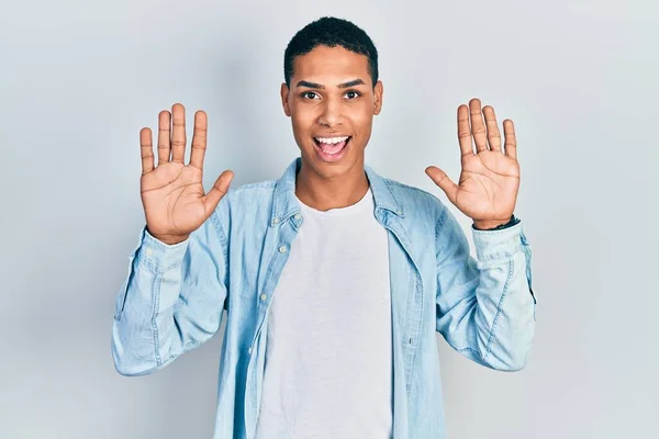 Jovem Afro Americano Vestindo Roupas Casuais Mostrando Apontando Para Cima — Fotografia de Stock