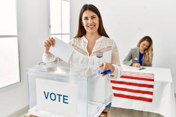 若いアメリカの有権者女性が選挙大学で政党投票を行う — ストック写真
