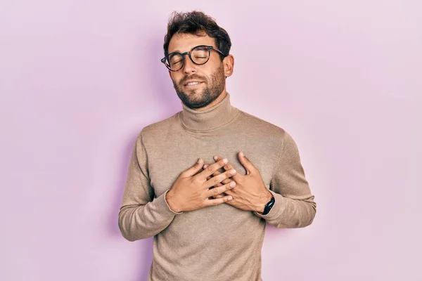 Homem Bonito Com Barba Vestindo Camisola Gola Alta Óculos Sorrindo — Fotografia de Stock