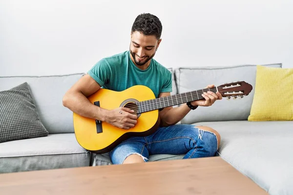 Νεαρός Άραβας Παίζει Κλασική Κιθάρα Κάθεται Στον Καναπέ Στο Σπίτι — Φωτογραφία Αρχείου