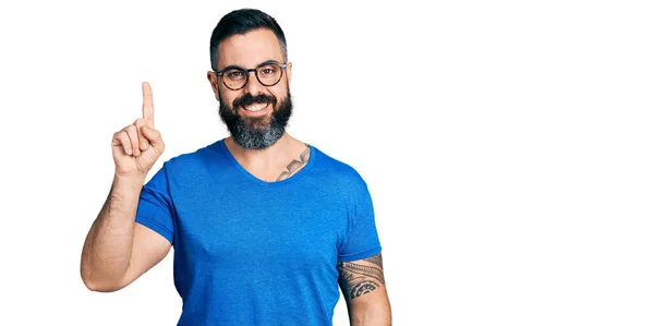 Hispanischer Mann Mit Bart Trägt Lässiges Shirt Und Brille Zeigt — Stockfoto