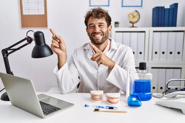 Jovem Dentista Hispânico Que Trabalha Clínica Médica Sorrindo Olhando Para — Fotografia de Stock