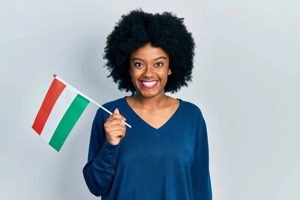 Jovem Afro Americana Segurando Bandeira Húngara Olhando Positivo Feliz Sorrindo — Fotografia de Stock