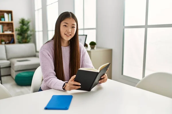 Jeune Fille Chinoise Lecture Livre Assis Sur Table Maison — Photo