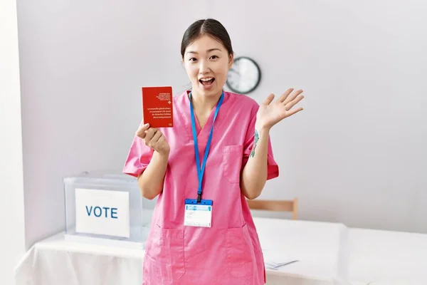 Joven Enfermera Asiática Las Elecciones Campaña Política Con Pasaporte Suizo —  Fotos de Stock