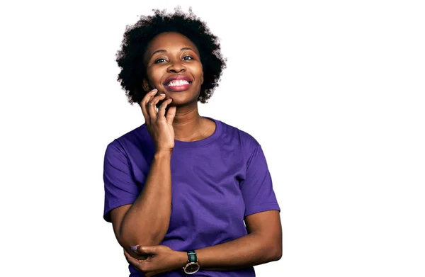 Femme Afro Américaine Aux Cheveux Afro Portant Shirt Violet Décontracté — Photo