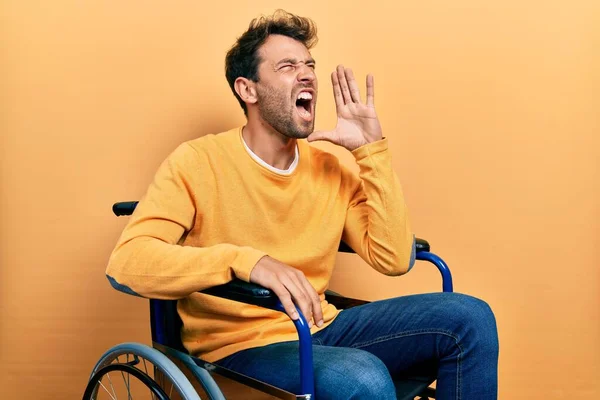 Homem Bonito Com Barba Sentado Cadeira Rodas Gritando Gritando Alto — Fotografia de Stock