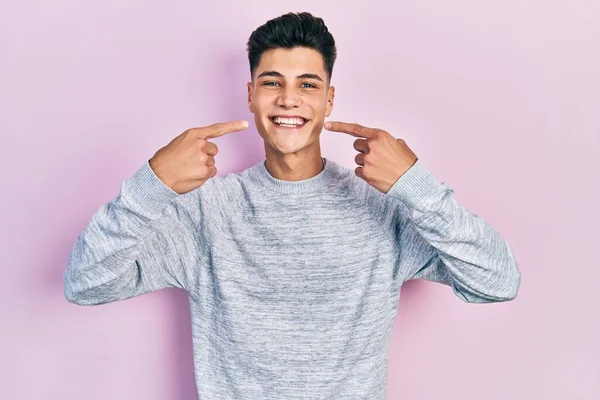 Молодий Іспаномовний Чоловік Повсякденному Одязі Усміхається Весело Показуючи Вказуючи Пальцями — стокове фото
