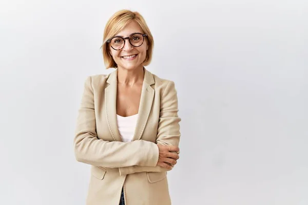 Blonde Geschäftsfrau Mittleren Alters Steht Vor Isoliertem Hintergrund Und Lächelt — Stockfoto