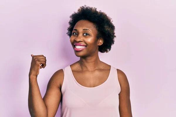 Jovem Afro Americana Vestindo Camiseta Casual Sem Mangas Sorrindo Com — Fotografia de Stock