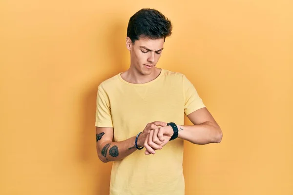 Joven Hombre Hispano Con Camiseta Amarilla Casual Comprobando Hora Reloj — Foto de Stock