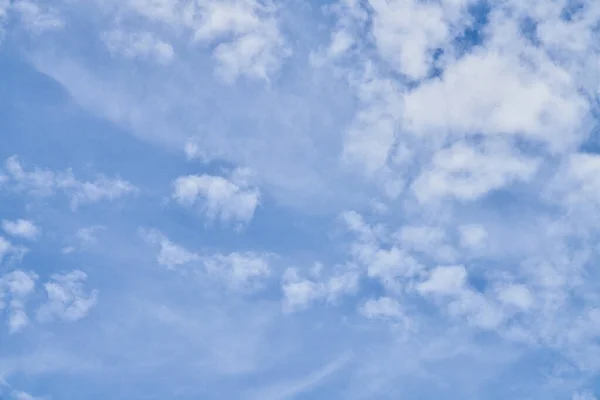 Prachtige Blauwe Lucht Met Wolken Een Zonnige Dag — Stockfoto