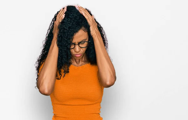 Medelålders Afrikansk Amerikansk Kvinna Bär Casual Kläder Och Glasögon Lider — Stockfoto