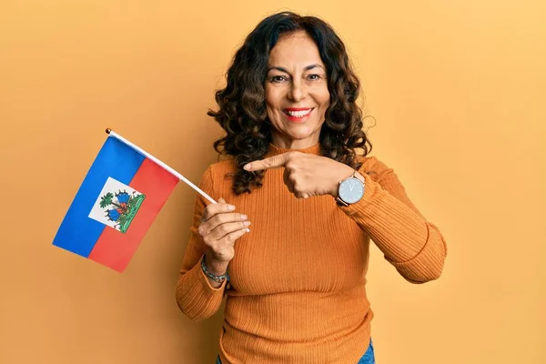 Středověká Hispánská Žena Drží Haiti Vlajku Úsměvem Šťastný Ukazující Rukou — Stock fotografie