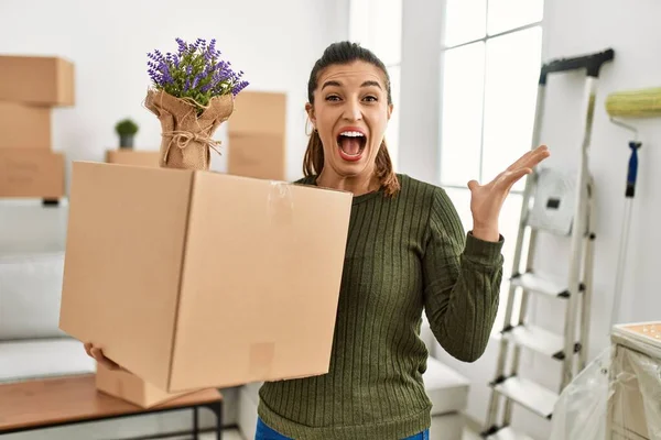 Jonge Spaanse Vrouw Houden Kartonnen Doos Bij Het Verplaatsen Vieren — Stockfoto