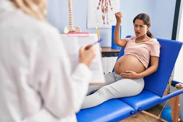 Ung Gravid Kvinna Sjukgymnast Klinik Rädd Och Chockad Med Överraskning — Stockfoto