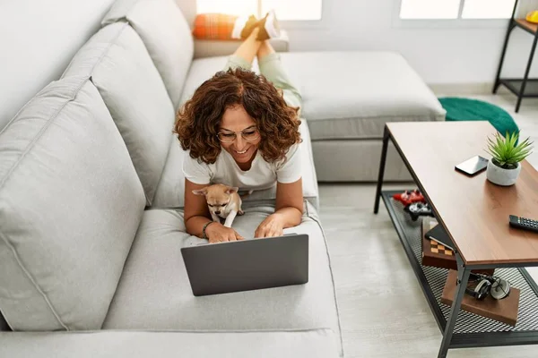 Mulher Hispânica Meia Idade Sorrindo Confiante Usando Laptop Casa — Fotografia de Stock