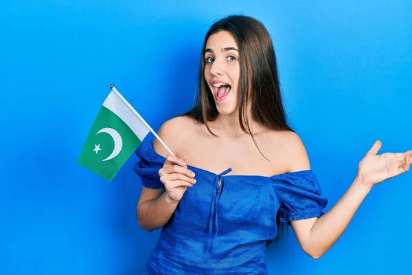 Jovem Morena Adolescente Segurando Bandeira Paquistão Celebrando Realização Com Sorriso — Fotografia de Stock