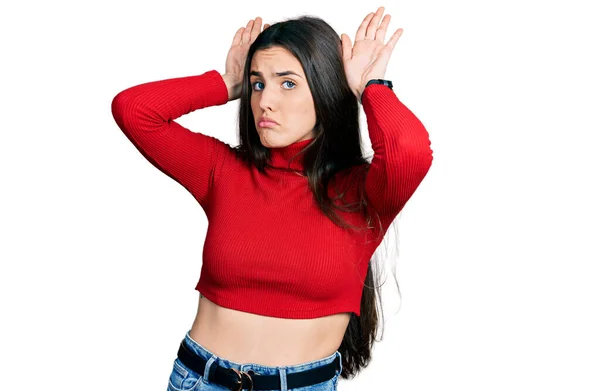 Giovane Adolescente Bruna Indossa Maglione Rosso Collo Alto Facendo Gesto — Foto Stock