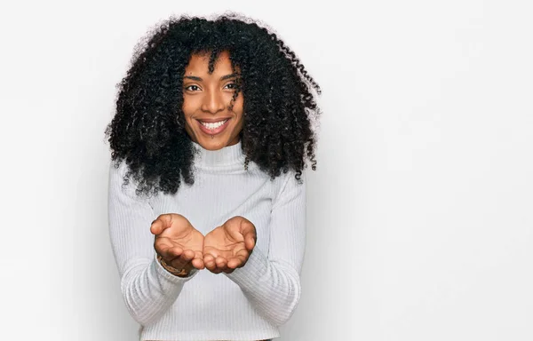 Jovem Afro Americana Vestindo Roupas Casuais Sorrindo Com Palmas Das — Fotografia de Stock