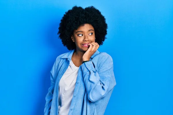 Junge Afrikanisch Amerikanische Frau Lässiger Kleidung Sieht Gestresst Und Nervös — Stockfoto