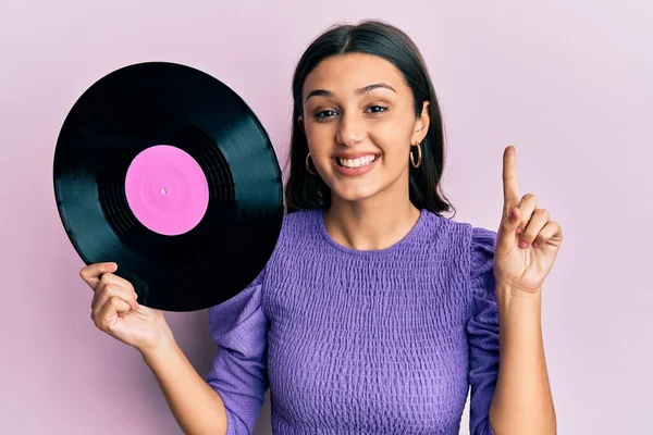 Ung Latinamerikansk Kvinna Som Håller Vinylskiva Leende Med Idé Eller — Stockfoto