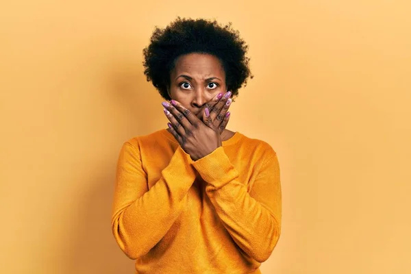 Ung Afrikansk Amerikansk Kvinna Klädd Vardagskläder Chockad Täcka Mun Med — Stockfoto