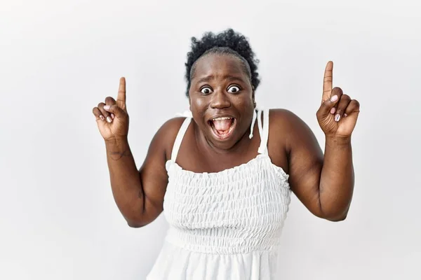 Jovem Mulher Africana Sobre Fundo Branco Isolado Sorrindo Espantado Surpreso — Fotografia de Stock