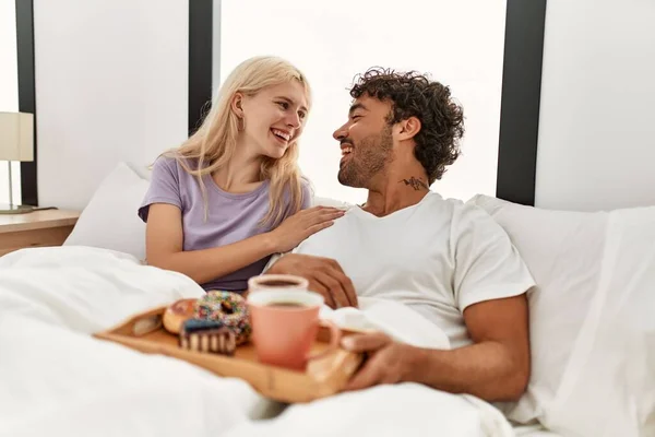 Jong Mooi Paar Glimlachen Gelukkig Met Het Ontbijt Het Bed — Stockfoto