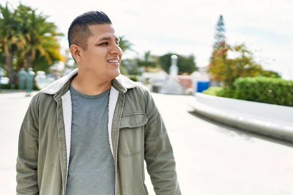 Fiatal Latin Férfi Mosolyog Boldog Áll Városban — Stock Fotó