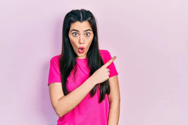 Menina Hispânica Jovem Vestindo Casual Rosa Shirt Surpreendida Apontando Com — Fotografia de Stock